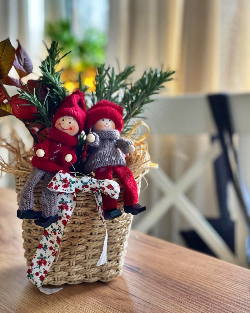 Trang trí thần lùn Giáng sinh với giỏ hoa