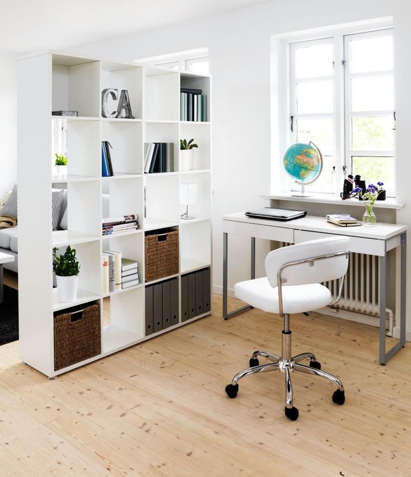 Kệ sách 20 ngăn SANDAGER màu trắng tạo điểm nhấn cấu trúc cho không gian trắng.