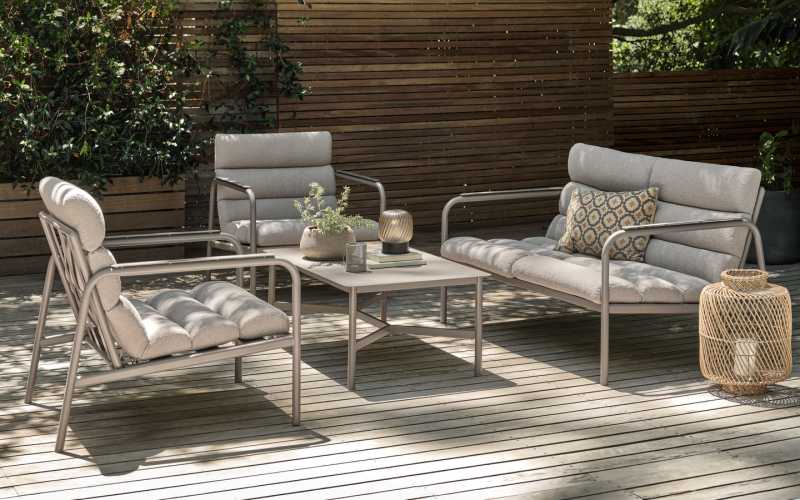 Bộ b&agrave;n ghế ngo&agrave;i trời đẹp. Ảnh: JYSK