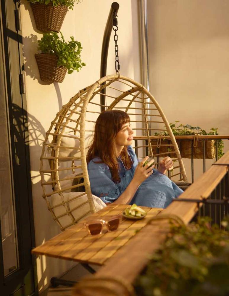 D&ugrave;ng ghế x&iacute;ch đu cho ban c&ocirc;ng nhỏ ngo&agrave;i trời