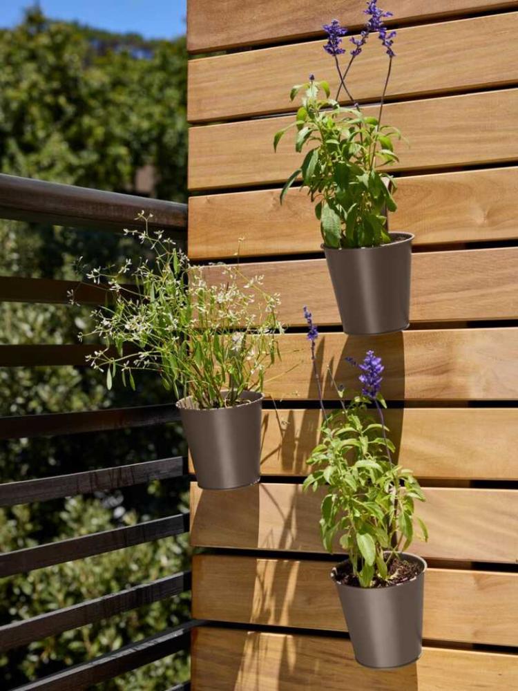 Thiết kế ban c&ocirc;ng nhỏ với chậu c&acirc;y ngo&agrave;i trời
