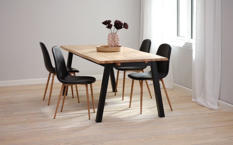 Bộ bàn ăn sang trọng với tone màu đen chủ đạo