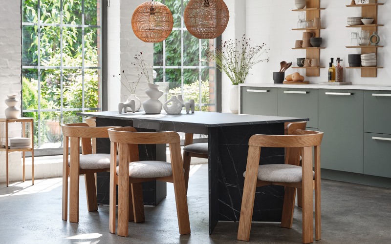 Bàn ăn màu đen, mang lại vẻ ngoài hiện đại cho không gian phòng ăn