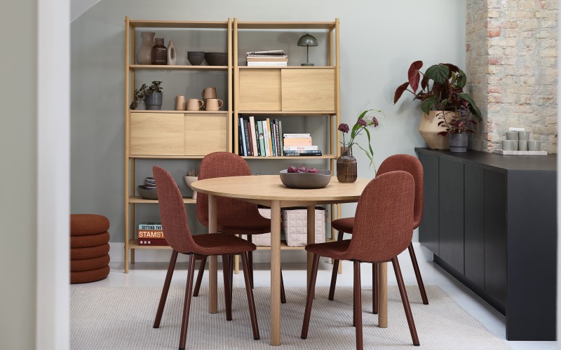 Mẫu bàn ăn đẹp bằng gỗ tự nhiên kèm 4 ghế sang trọng