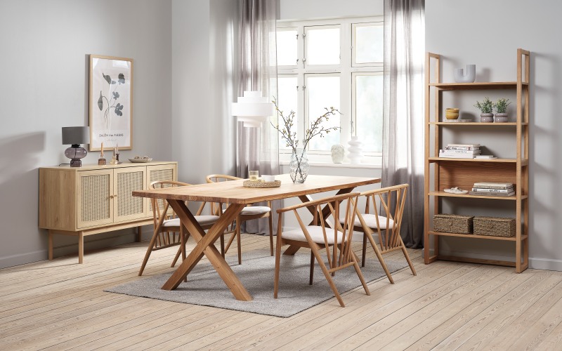 Bàn ghế ăn gỗ được yêu thích bở vẻ ngoài chắc chắn và gần gũi