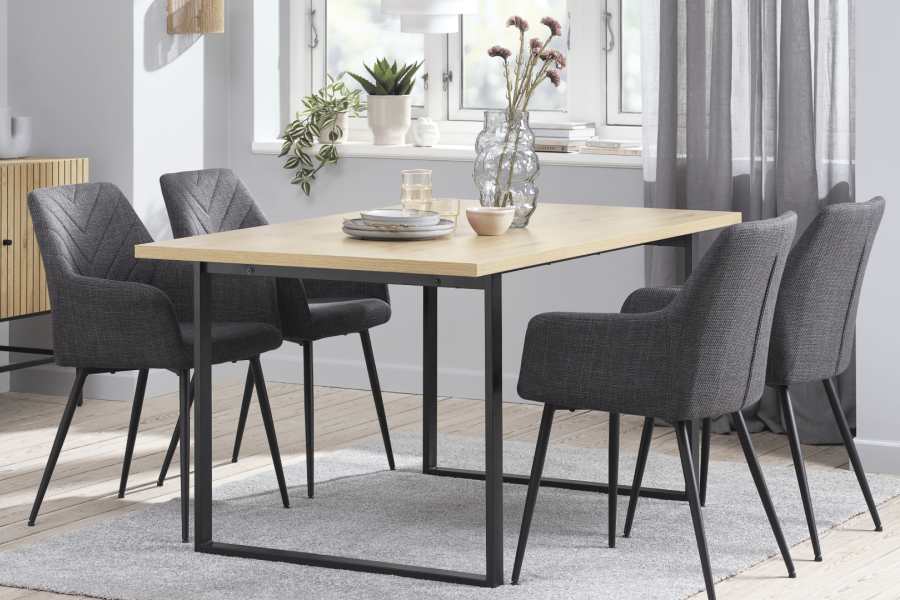 B&agrave;n ăn gỗ c&oacute; thể phối với nhiều mẫu ghế ăn kh&aacute;c nhau