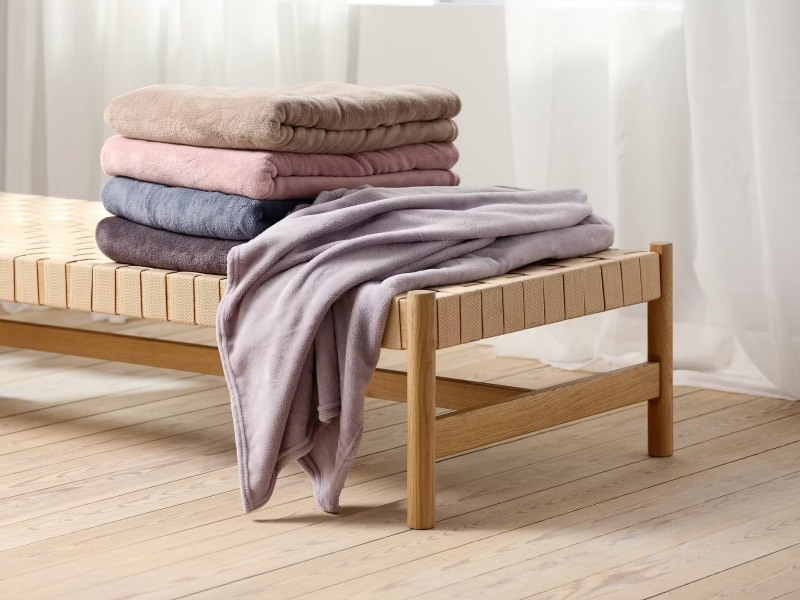 Kiểm tra nhãn giặt đính kèm của chăn sofa