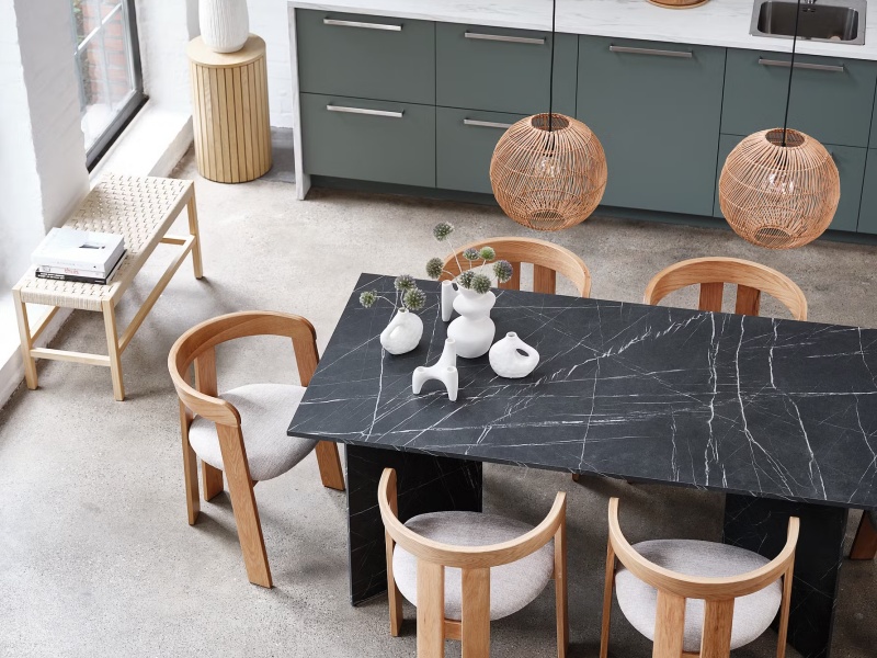 b&agrave;n ăn mặt đ&aacute;