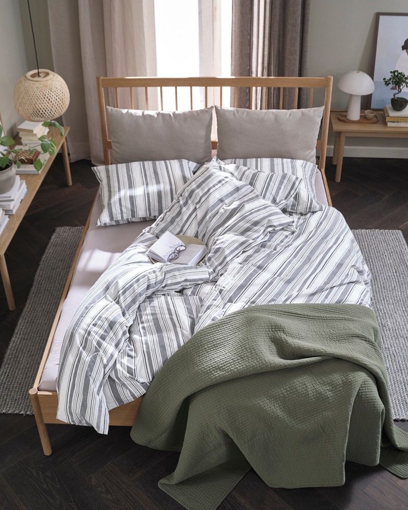 Mẫu bố tr&iacute; ph&ograve;ng ngủ 23m2 t&ocirc;ng trầm