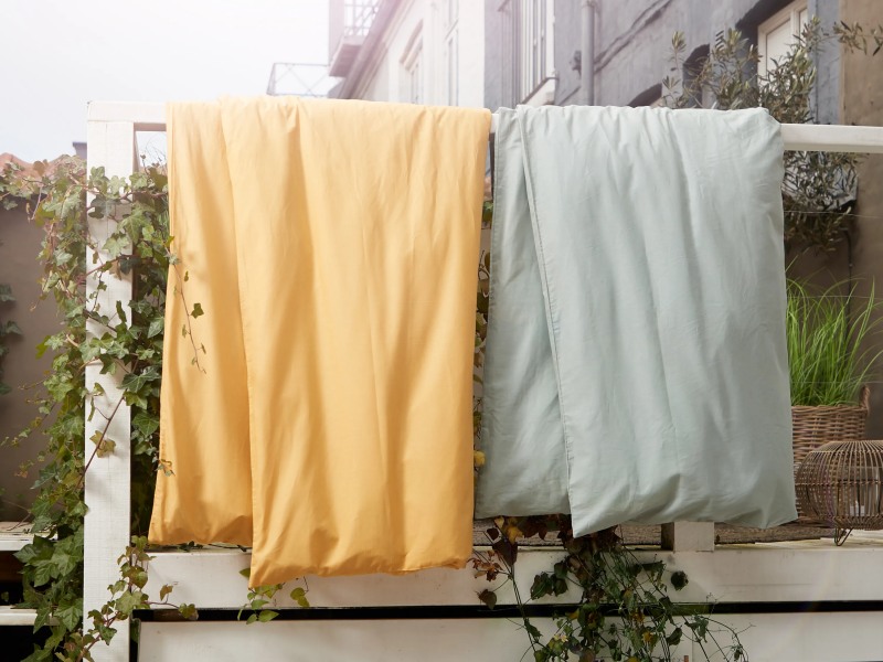 Bề mặt vải satin có độ láng bóng, tuy nhiên nếu cảm nhận bằng tay, vải satin có cảm giác thô hơn và nóng hơn. Ảnh: JYSK