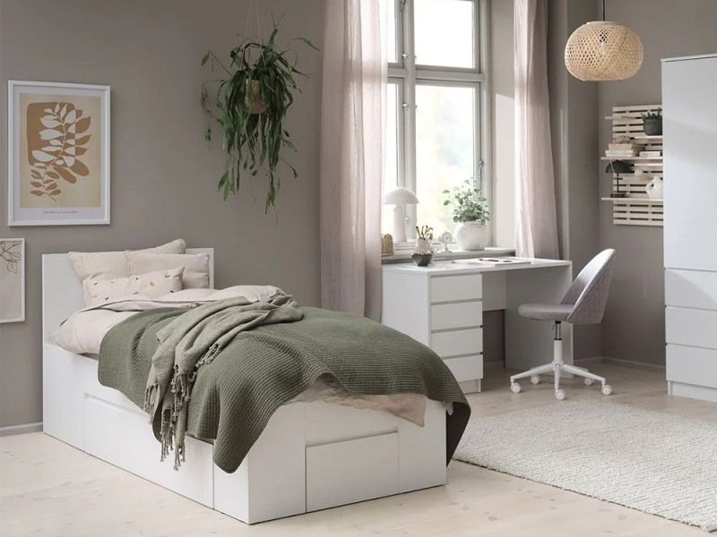 Sử dụng nội thất đa năng như khung giường c&oacute; t&iacute;ch hợp chỗ cất vật dụng