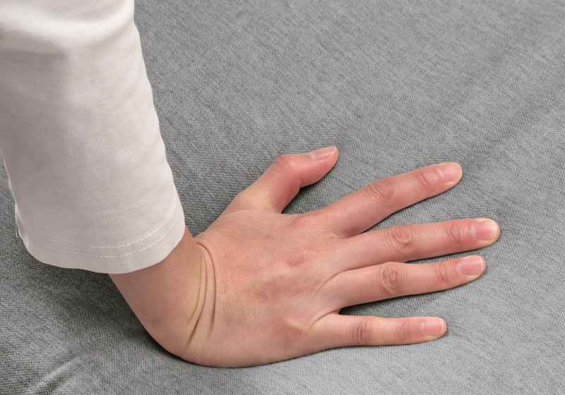 Khi ngồi l&ecirc;n ghế sofa m&agrave; nghe được những &acirc;m thanh lạ th&igrave; n&ecirc;n xem lại t&igrave;nh trạng của ghế. C&oacute; thể khung gỗ hoặc l&ograve; xo đang c&oacute; vấn đề!