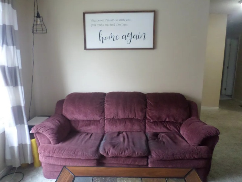 Vỏ bọc ghế sofa bị hư hại, ố v&agrave;ng cũng l&agrave; dấu hiệu cho thấy bạn n&ecirc;n thay ghế sofa mới