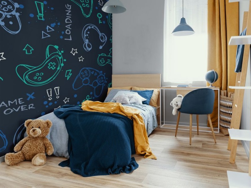 Ph&ograve;ng ngủ với giấy d&aacute;n tường m&agrave;u xanh dương với thiết kế năng động