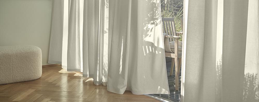 Rèm cửa và màn sáo không chỉ là giải pháp trang trí cửa sổ tiện lợi, mà còn mang lại sự thoải mái và phong cách cho không gian sống của bạn. Ảnh: JYSK