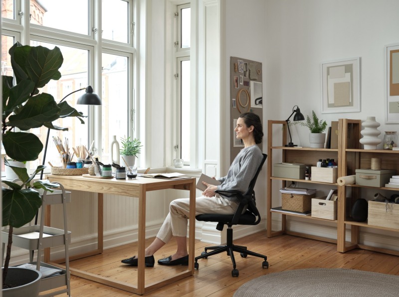 chọn b&agrave;n l&agrave;m việc theo t&iacute;nh chất c&ocirc;ng việc