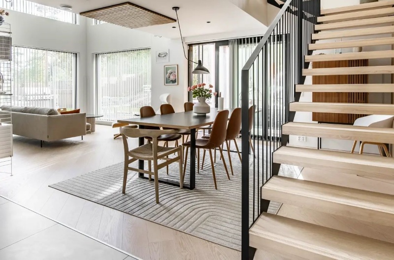 Bàn ghế ăn được xem là một vật dụng quan trọng trong việc tạo ra phong thủy tốt cho gia chủ