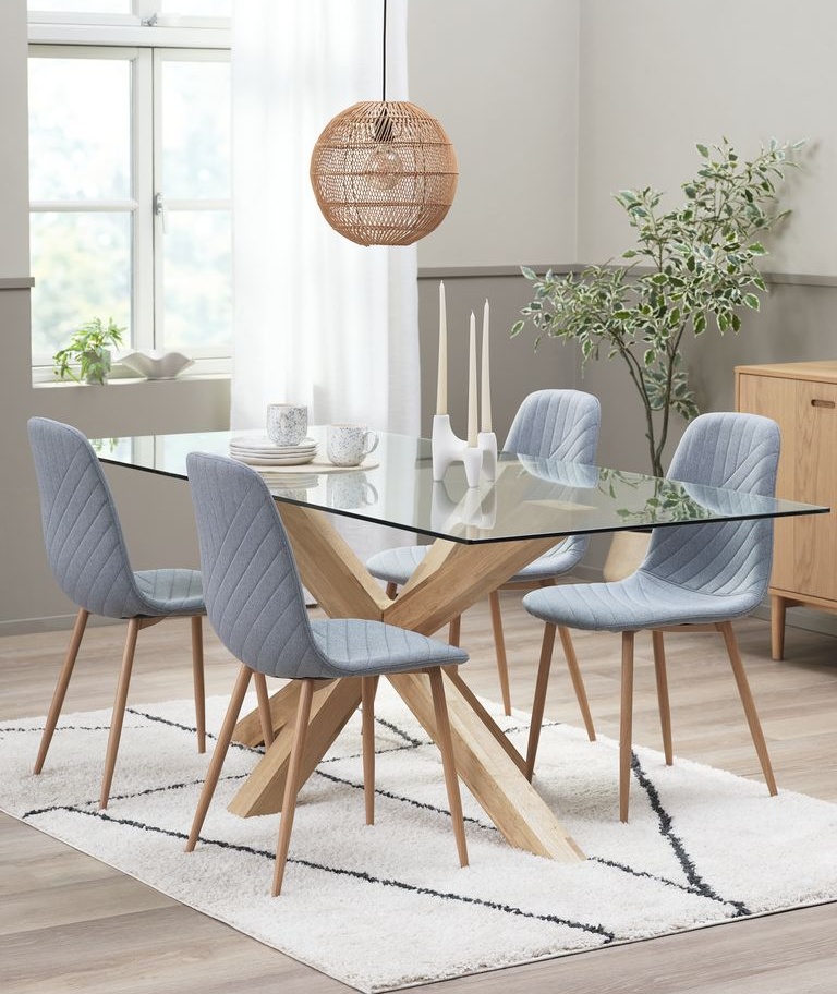 Bộ b&agrave;n ăn 4 ghế mặt k&iacute;nh ch&acirc;n gỗ đem đến vẻ đẹp sang trang v&agrave; mở rộng kh&ocirc;ng gian