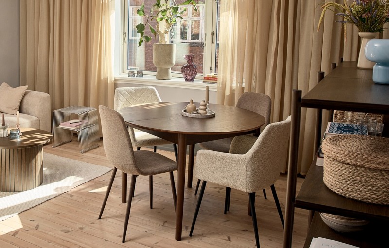 Có thể sử dụng bàn café, bàn góc kết hợp với ghế sofa giường.