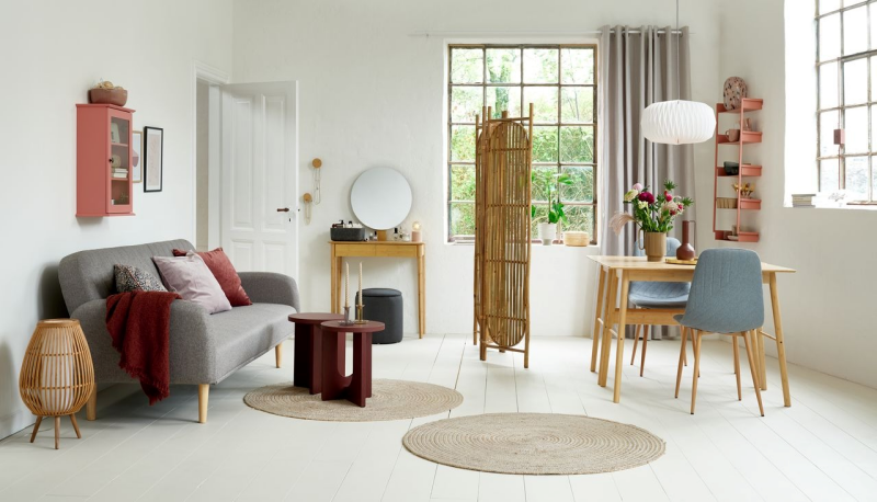 Sử dụng vách ngăn phòng khách bằng gỗ, màn hoặc kính. Vừa tăng tính thẩm mỹ, vừa tạo thêm góc riêng tư.