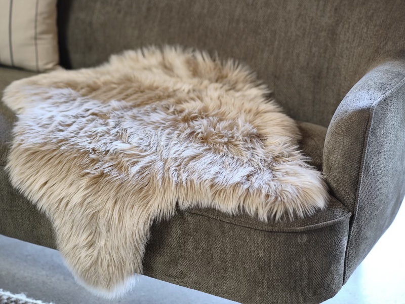 Kết hợp chất liệu tự nhiên da và lông thú trong phong cách Scandinavian