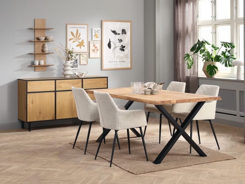 Mẫu phòng bếp phong cách Scandinavian vời bàn ăn tone màu tối tạo điểm nhấn nổi bật