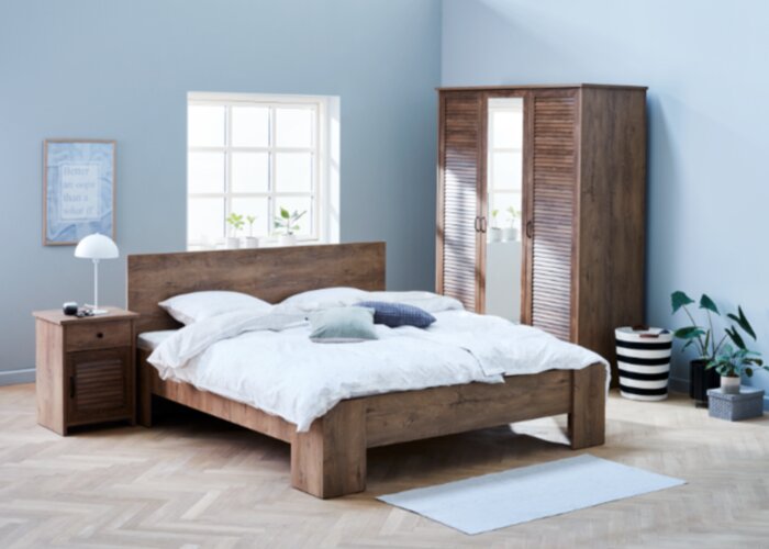 Ph&ograve;ng ngủ tường xanh phối trắng c&ugrave;ng s&agrave;n gỗ trang tr&iacute; c&aacute;ch điệu