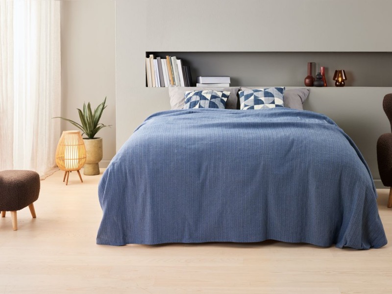 Trang tr&iacute; ph&ograve;ng ngủ bằng bộ chăn ra gối nệm m&agrave;u xanh dương