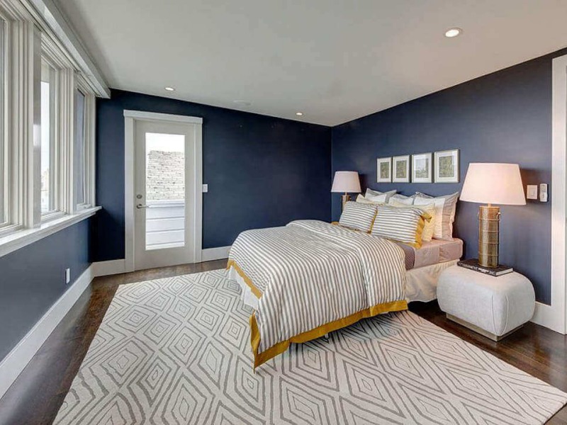 Ph&ograve;ng ngủ tone xanh pastel phối đ&egrave;n &aacute;nh v&agrave;ng tạo sự nhẹ nh&agrave;ng