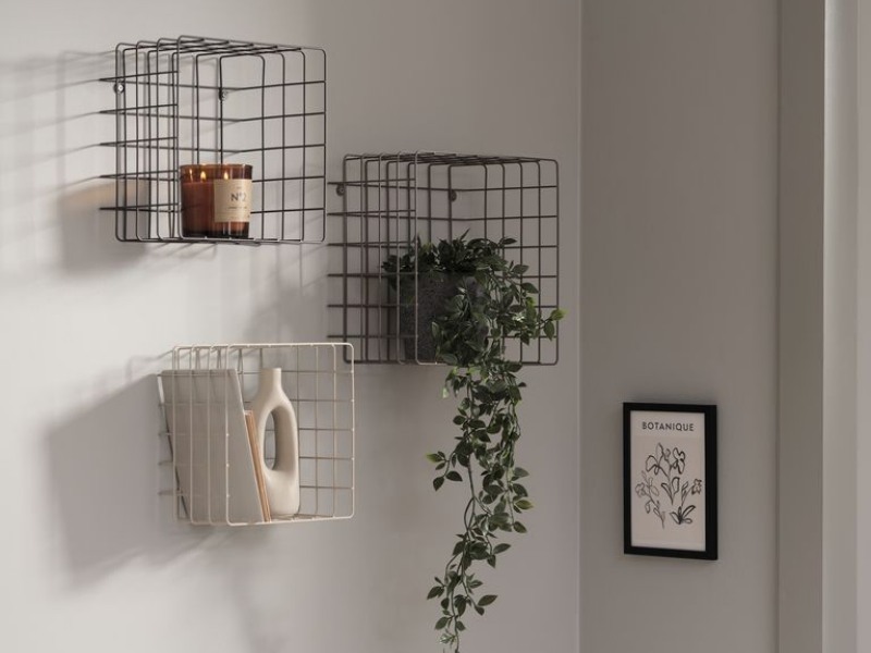 Thay tủ đầu giường bằng kệ gắn tường