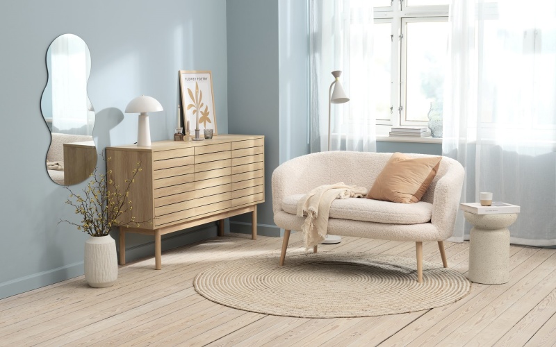 Sofa m&agrave;u s&aacute;ng gi&uacute;p mở rộng kh&ocirc;ng gian ph&ograve;ng kh&aacute;ch.