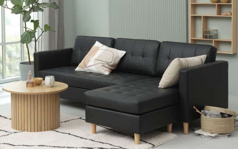 Ghế sofa da m&agrave;u đen mang đến vẻ đẹp tinh tế v&agrave; độc bản. 