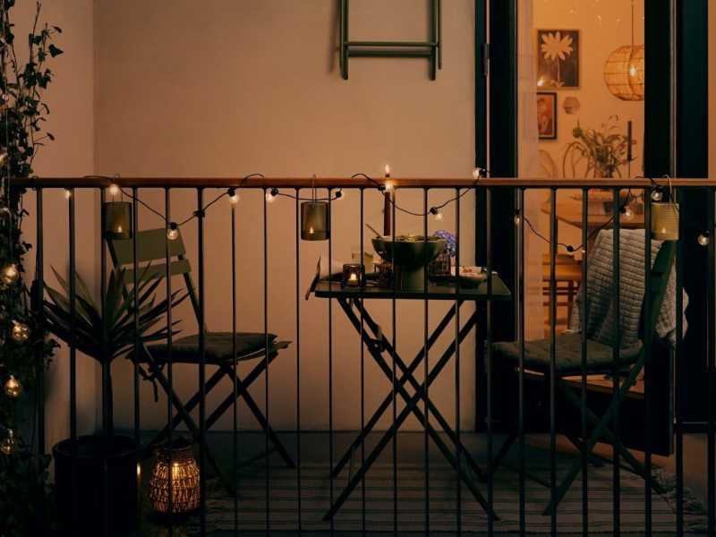 Ban công hiện đại với khu vực ngắm cảnh cực “chill” cho cả nhà có không gian thư giãn sau một ngày dài. Nếu có điều kiện thì gia chủ có thể dùng gỗ lót sàn để tạo vẻ mộc mạc