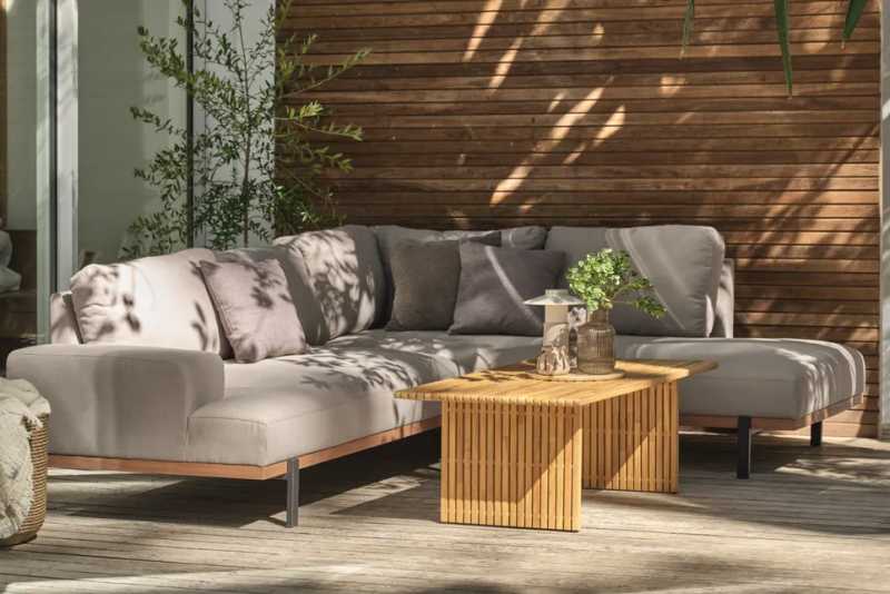 Kiểu ban c&ocirc;ng với tiểu cảnh khu vực &ldquo;chill&rdquo; theo phong c&aacute;ch bohemian độc đ&aacute;o. Gia chủ n&ecirc;n sử dụng vỉ gỗ nhựa l&oacute;t s&agrave;n ban c&ocirc;ng chung cư để dễ tho&aacute;t nước, bền đẹp v&agrave; chống mục vỡ.
