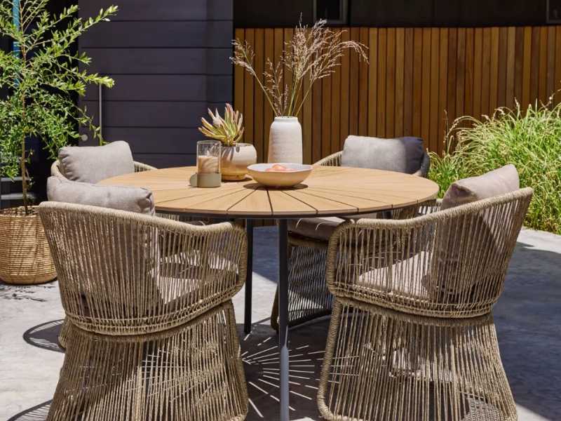 : Lựa chọn kiểu ghế d&agrave;i c&oacute; dạng giống chiếc giường để c&oacute; thể vừa &ldquo;chill&rdquo;, vừa nghỉ ngơi tại khu vực ban c&ocirc;ng.&nbsp;