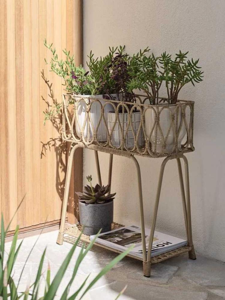 : &Yacute; tưởng thiết kế ban c&ocirc;ng theo phong c&aacute;ch Bohemian với những vật dụng được l&agrave;m từ gỗ v&agrave; tre độc đ&aacute;o.