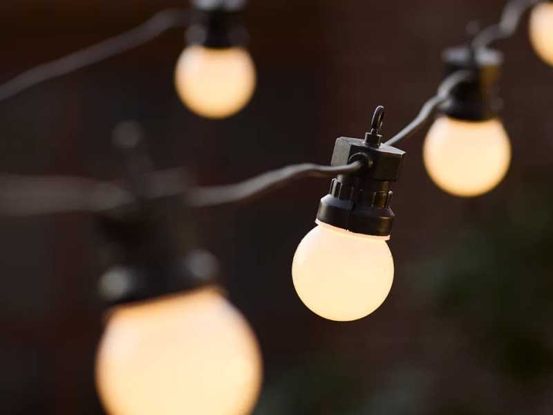  Lắp đặt th&ecirc;m hệ thống chiếu s&aacute;ng từ c&aacute;c b&oacute;ng đ&egrave;n tr&ograve;n hoặc d&acirc;y đ&egrave;n led vừa tạo cảm gi&aacute;c ấm c&uacute;ng, vừa tăng th&ecirc;m vẻ đẹp cho khu vực ban c&ocirc;ng.