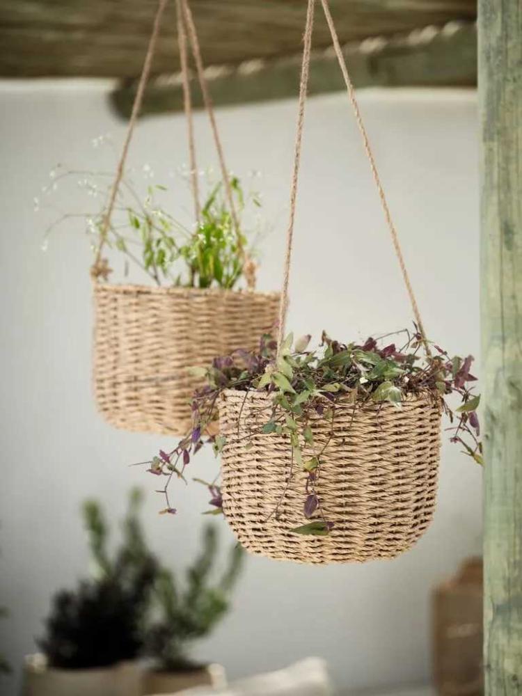  X&acirc;y dựng tiểu cảnh s&acirc;n vườn tại ban c&ocirc;ng khi sử dụng những mẫu c&acirc;y treo để tiết kiệm kh&ocirc;ng gian cho những ban c&ocirc;ng c&oacute; diện t&iacute;ch khi&ecirc;m tốn.