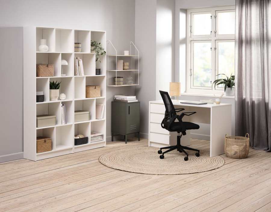  Sử dụng kệ s&aacute;ch 5 t&acirc;ng m&agrave;u đen hoặc trắng để trang tr&iacute; b&agrave;n học th&ecirc;m phần lung linh v&agrave; thu h&uacute;t hơn (Nguồn: Internet)