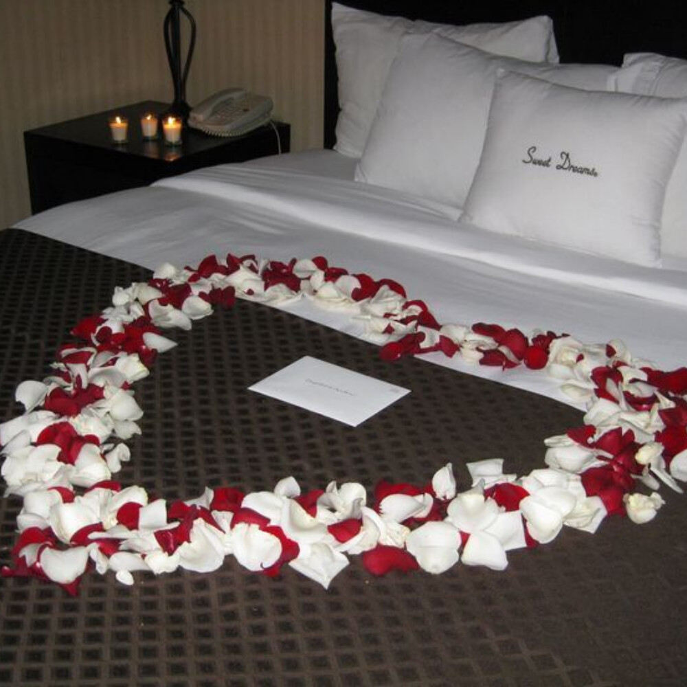 Mẫu trang trí phòng cưới lãng mạn với hoa hồng