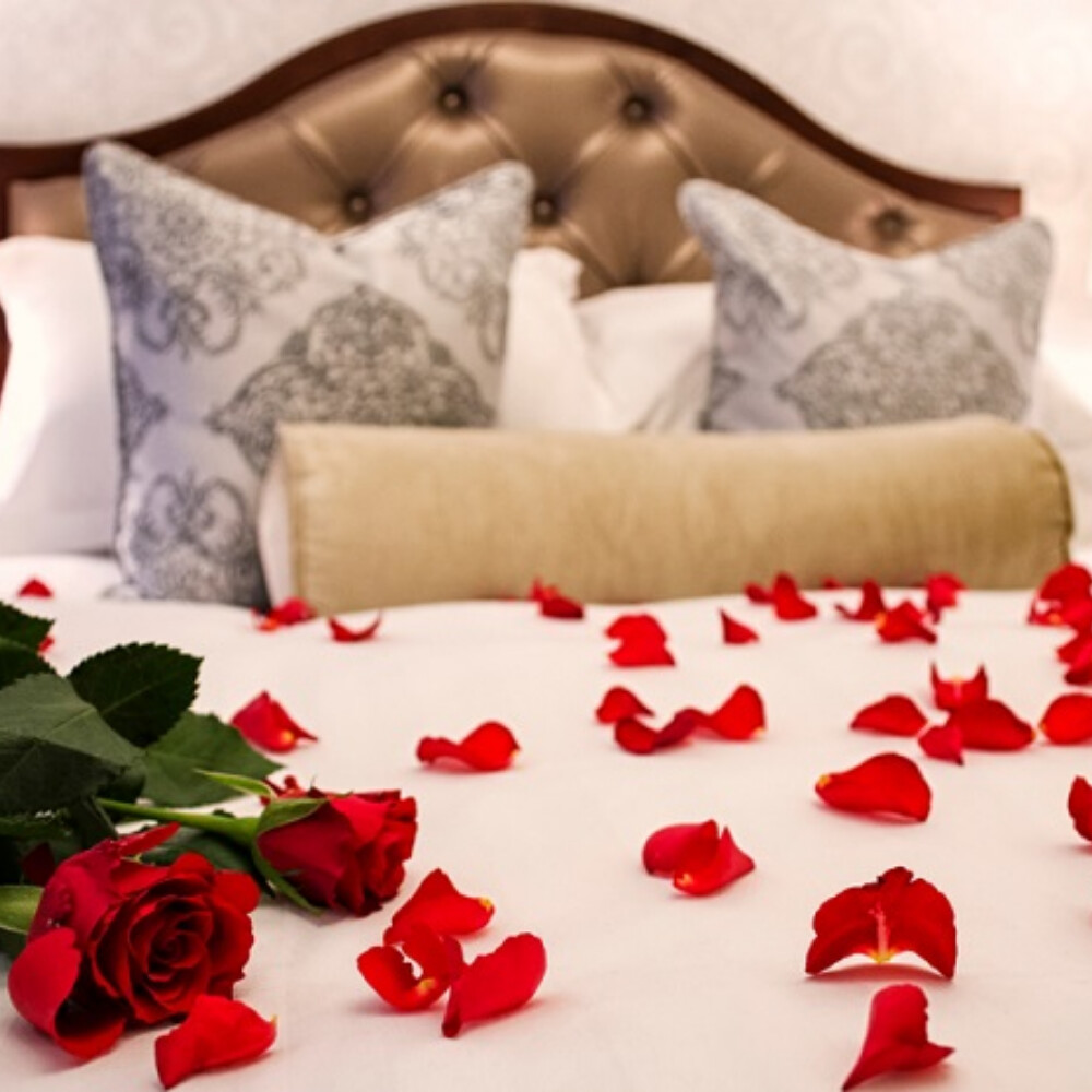 Hoa hồng là phụ kiện trang trí không thể thiếu trong phòng tân hôn