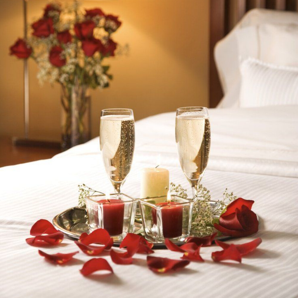 Kết hợp trang trí phòng cưới bằng hoa hồng, nến và rượu vang