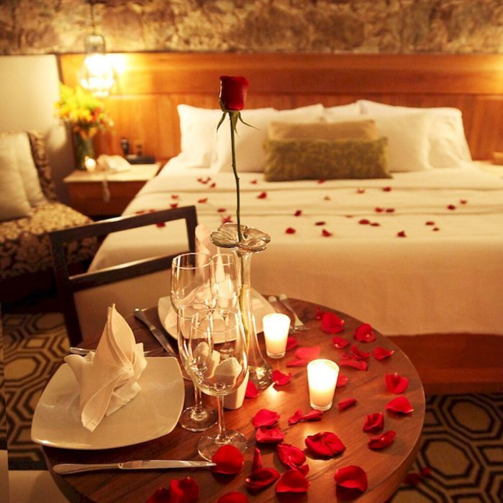 Phòng cưới lãng mạn đáng nhớ với những cánh hoa hồng đỏ rực xếp thành hình trái tim