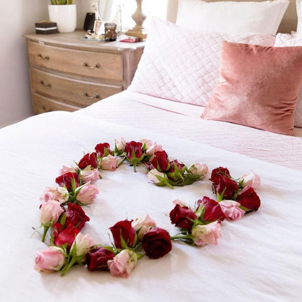 Hoặc bạn cũng có thể cắm một lọ hoa đơn giản ở đầu giường, cùng nến thơm cho phòng tân hôn