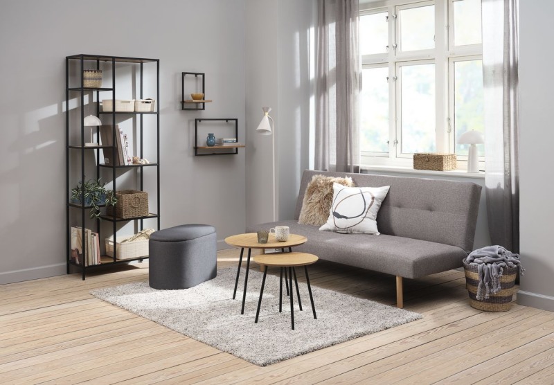 Tận dụng ánh sáng từ cửa sổ giúp mang lại sự tươi tắn cho không gian phòng khách nhỏ