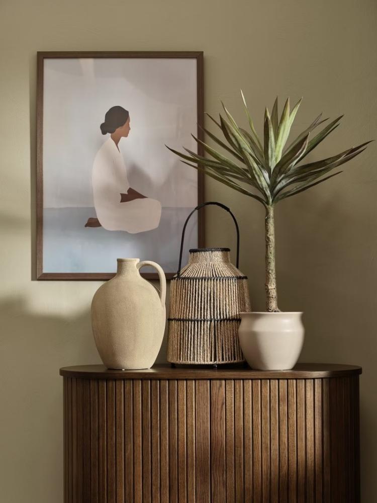 Tranh trang trí cũng là ý tưởng thú vị để decor phòng khách 15m2