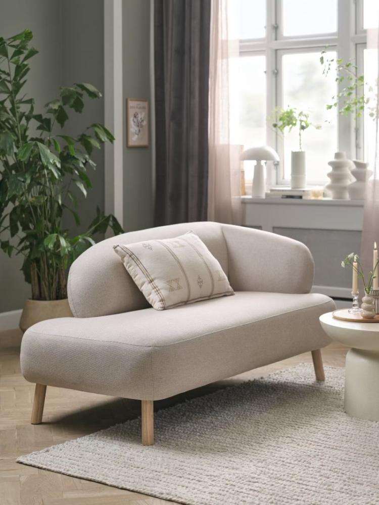 Với phòng khách 5m2 việc trang trí sẽ ưu tiên sự tối giản, nhẹ nhàng