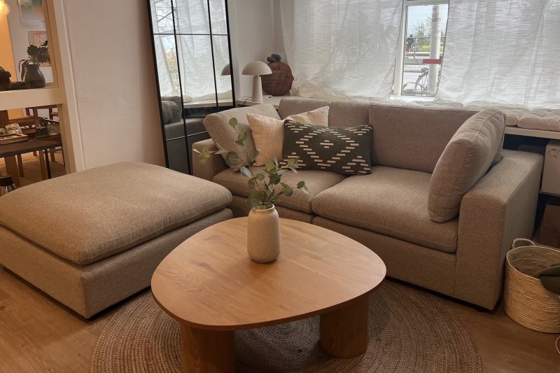 Phòng khách nhỏ nhà cấp 4 tuy cũ nhưng vẫn có thể được nâng cấp nếu sử dụng đúng đồ nội thất