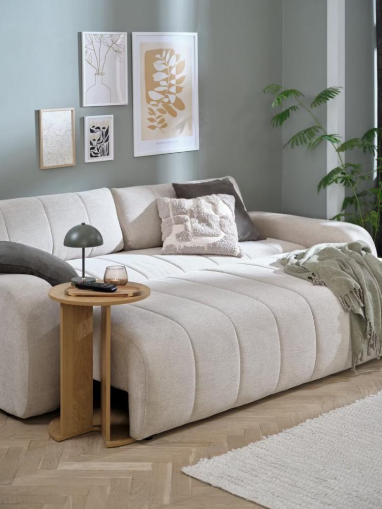 Trang trí phòng khách nhỏ nhà cấp 4 bằng tranh trang trí