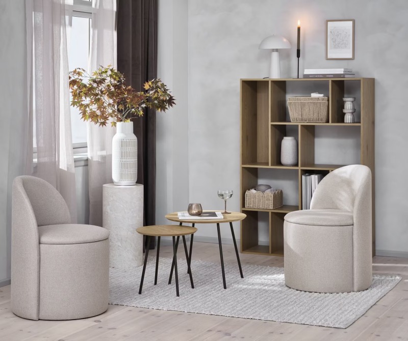 Phòng khách nhỏ nhà cấp 4 vẫn có thể sử dụng thảm phòng khách để tăng vẻ ấm cúng